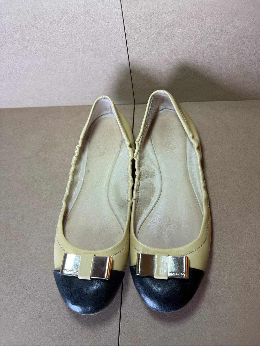 Coach Two Tone Beige Tan Black Ballet Flats Gold Bow Size 7